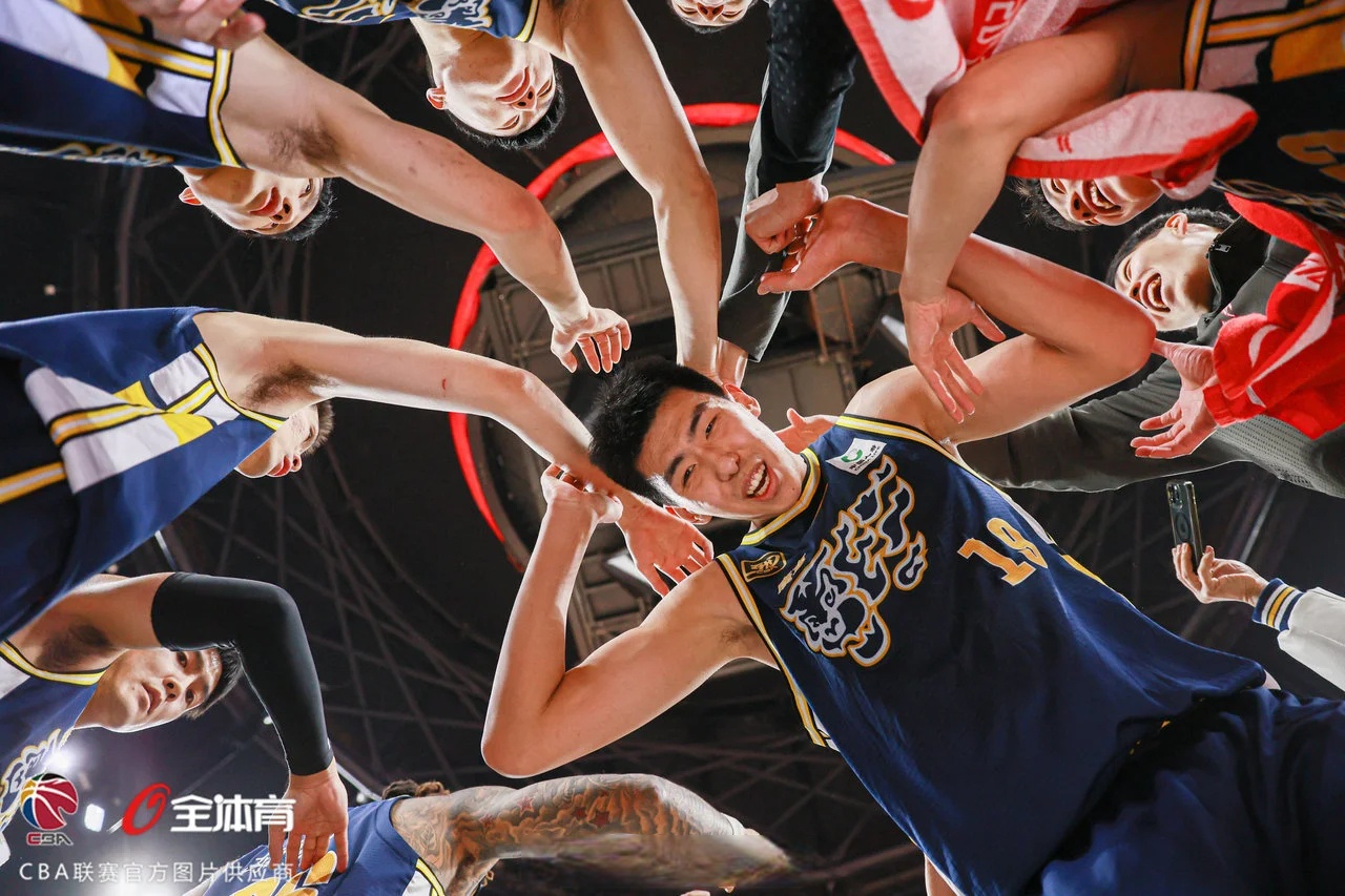 对抗激烈的比赛现场,球员们发挥出顶尖水平的简单介绍 对抗激烈的比赛现场,球员们发挥出顶尖水平的简单介绍