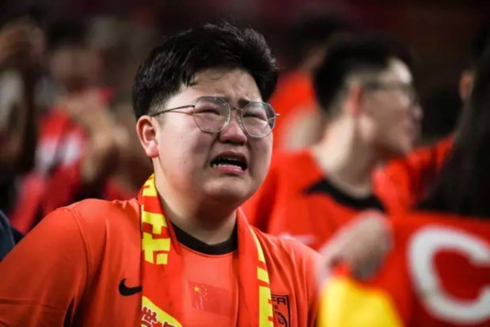 球员在比赛中展现出色技艺受到球迷赞叹 球员在比赛中展现出色技艺受到球迷赞叹