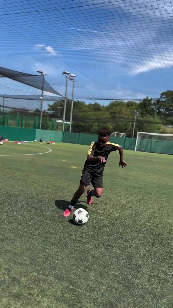 包含足球场上一幕幕激烈对抗，引发球迷狂热讨论的词条