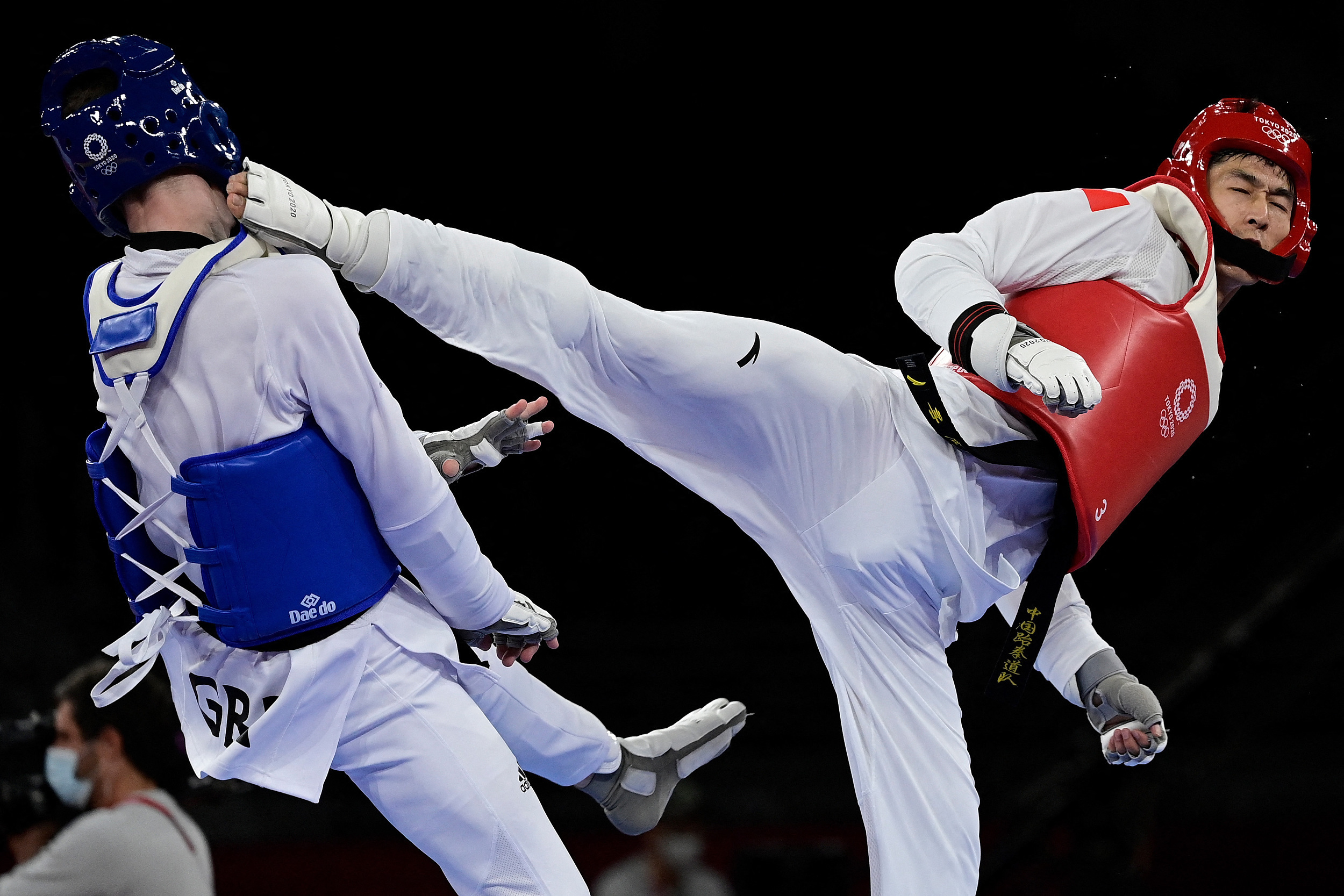 跆拳道男子组冠军尽展雄姿，攻无不克