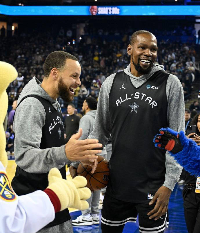 篮球明星合影曝光,球迷狂热追捧的简单介绍 篮球明星合影曝光,球迷狂热追捧的简单介绍