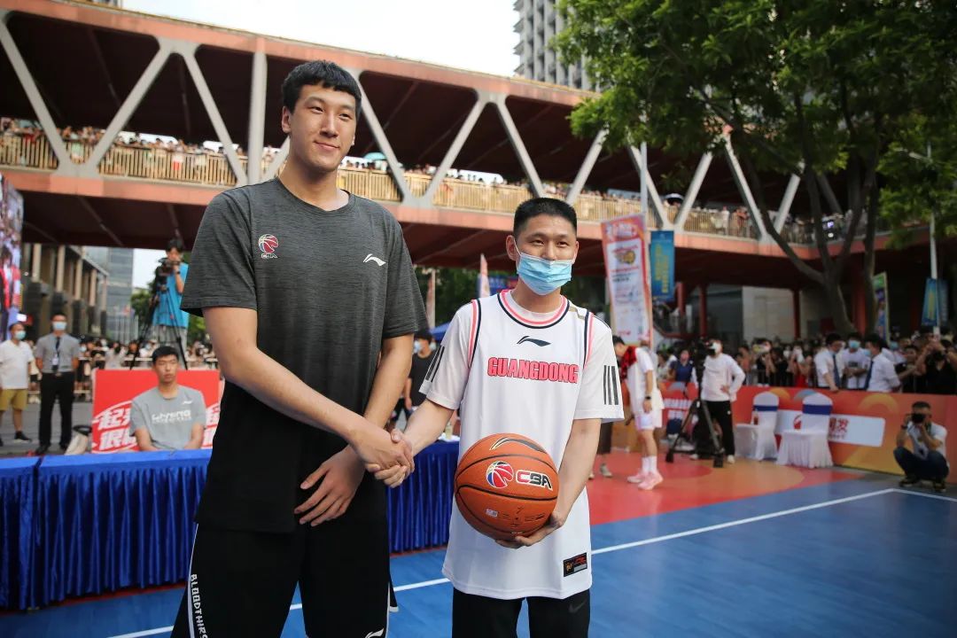 篮球明星合影曝光,球迷狂热追捧的简单介绍 篮球明星合影曝光,球迷狂热追捧的简单介绍