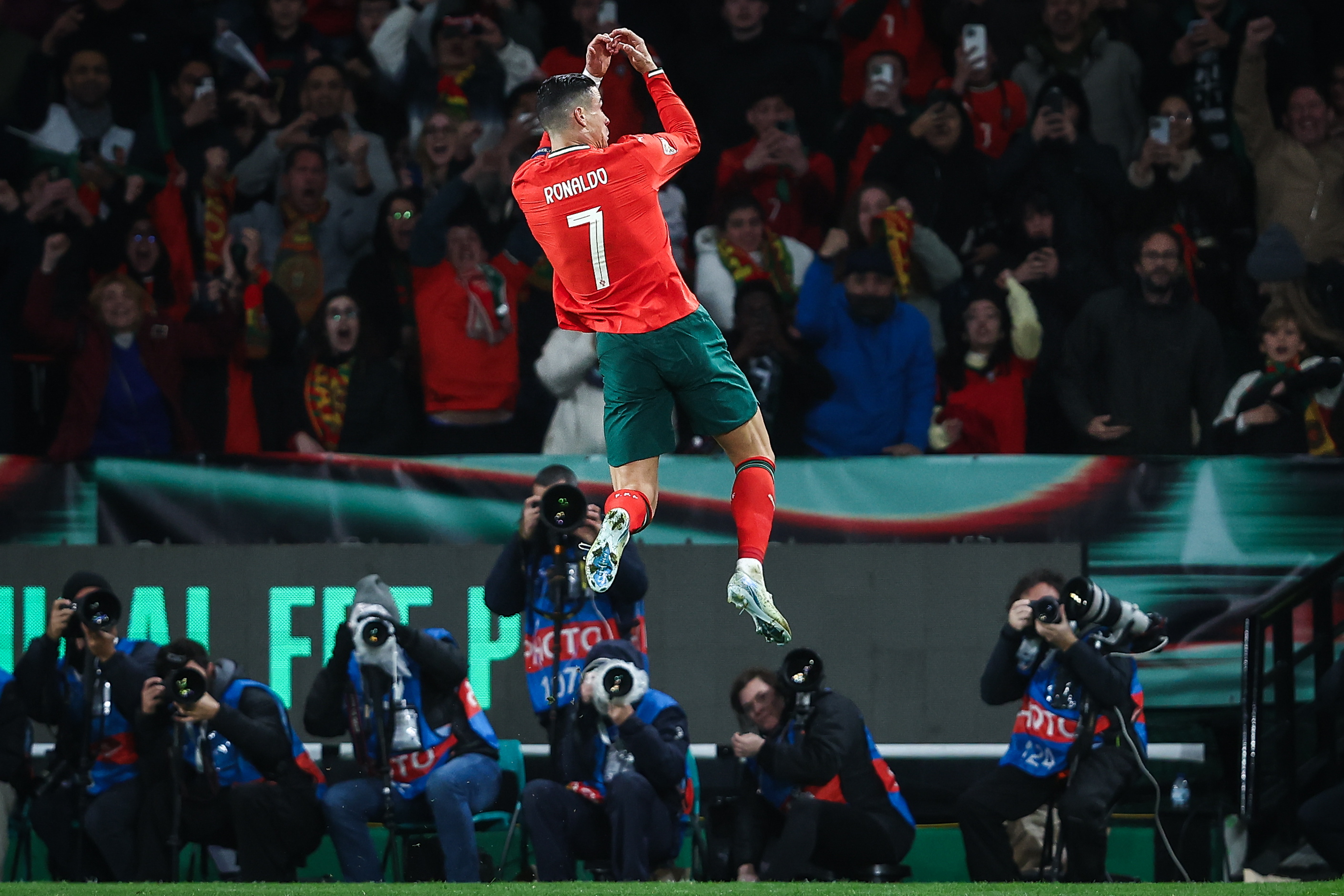 队员斗志昂扬,欧国联杯比赛完美结束 队员斗志昂扬,欧国联杯比赛完美结束