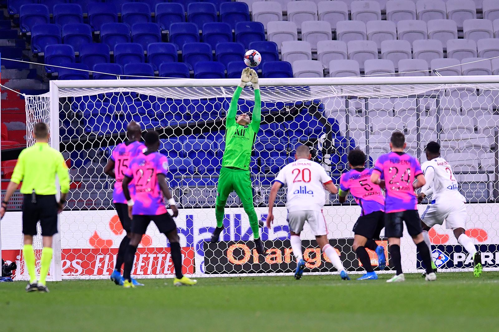 里昂客场失利局面堪忧,需反思总结 里昂客场失利局面堪忧,需反思总结