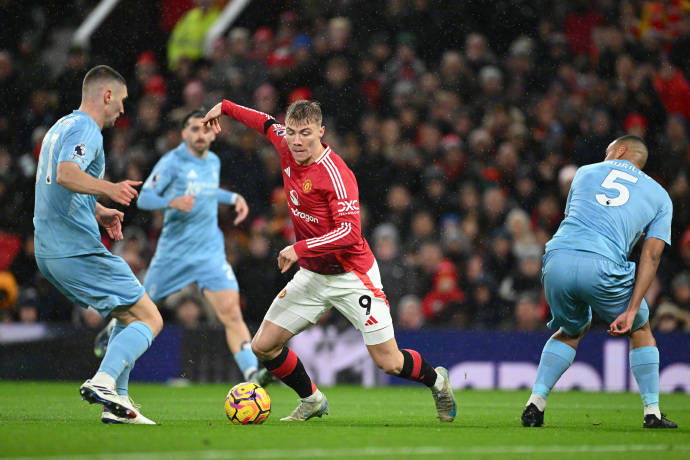 曼联迎战曼城，胜者挺进下一轮