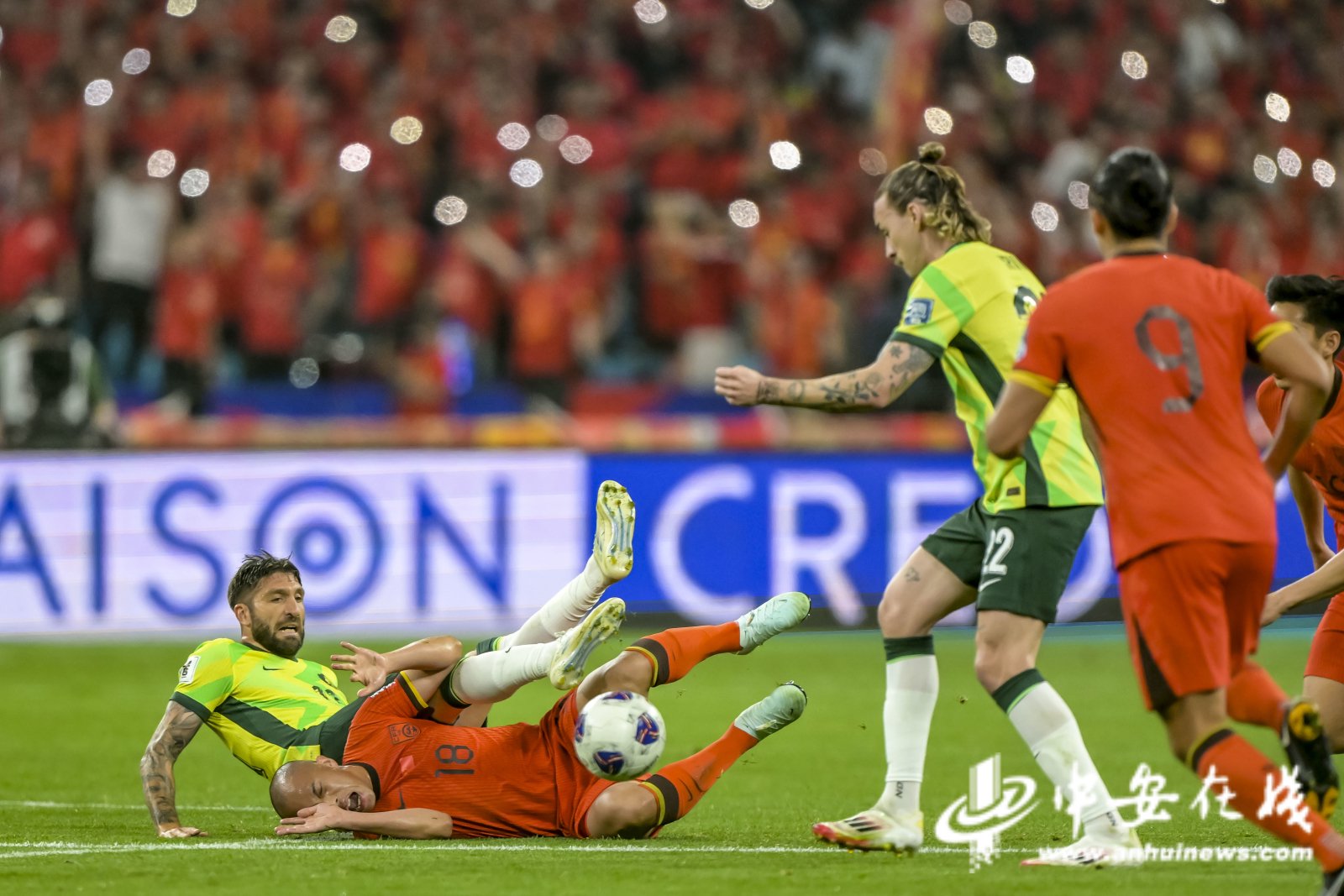 竞技搏杀!国内足球赛事热火激斗,球队积极争夺 竞技搏杀!国内足球赛事热火激斗,球队积极争夺