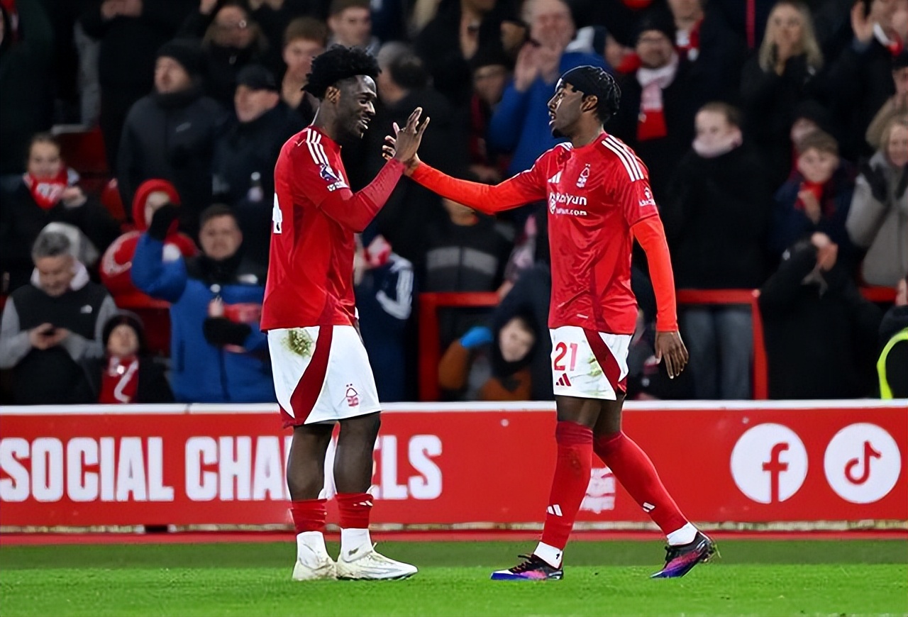 球队经历了惊心动魄的比赛,最终获得胜利 球队经历了惊心动魄的比赛,最终获得胜利