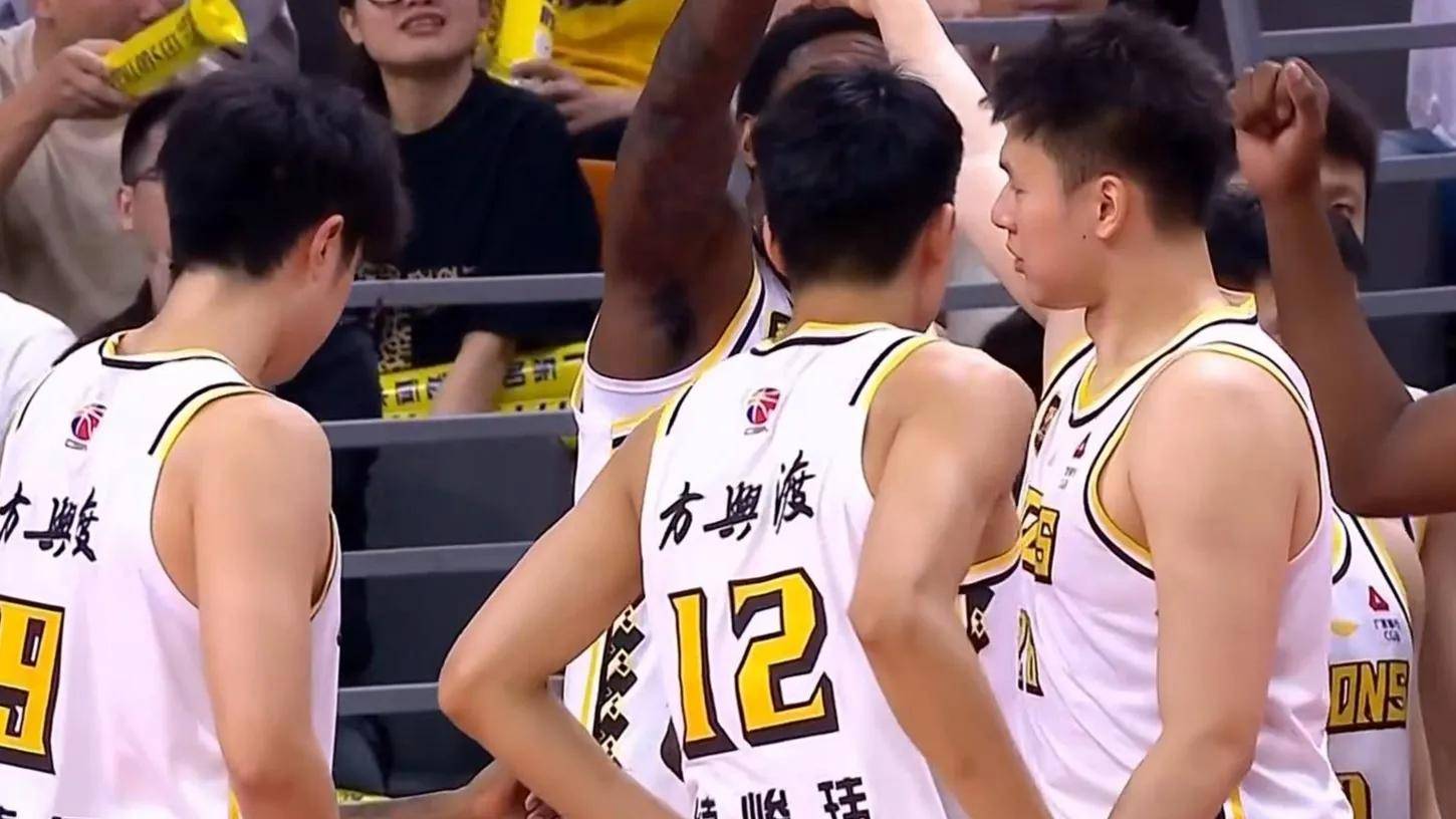 惊险比拼!球队紧追不舍追逐胜利 惊险比拼!球队紧追不舍追逐胜利