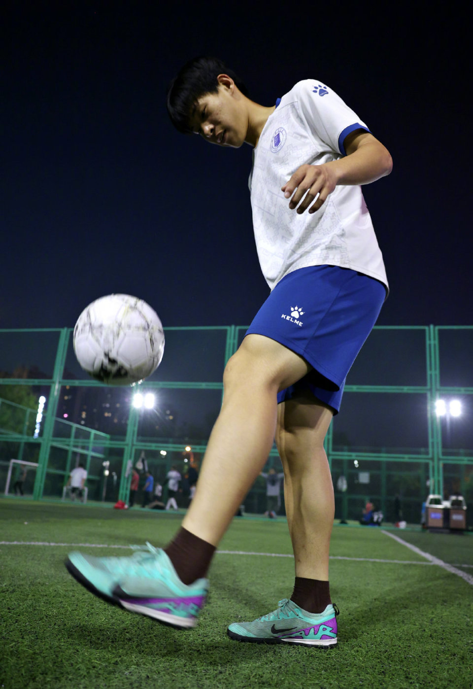 体育新闻热点:足球明星展现实力,球场激情飞扬 体育新闻热点:足球明星展现实力,球场激情飞扬