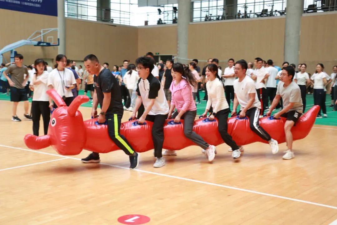 精湛技艺展现无限风采,赛场上点燃热情的简单介绍 精湛技艺展现无限风采,赛场上点燃热情的简单介绍