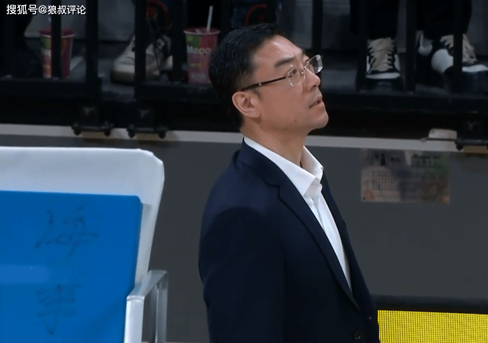 上海男篮落败，遗憾止步季后赛悲伤一幕