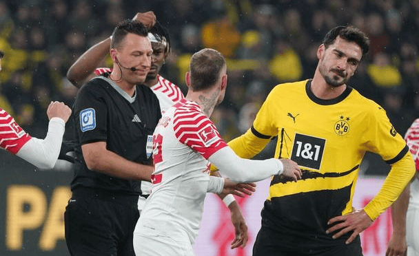 巴黎圣日耳曼客场不敌多特蒙德,遭遇意外失利 巴黎圣日耳曼客场不敌多特蒙德,遭遇意外失利