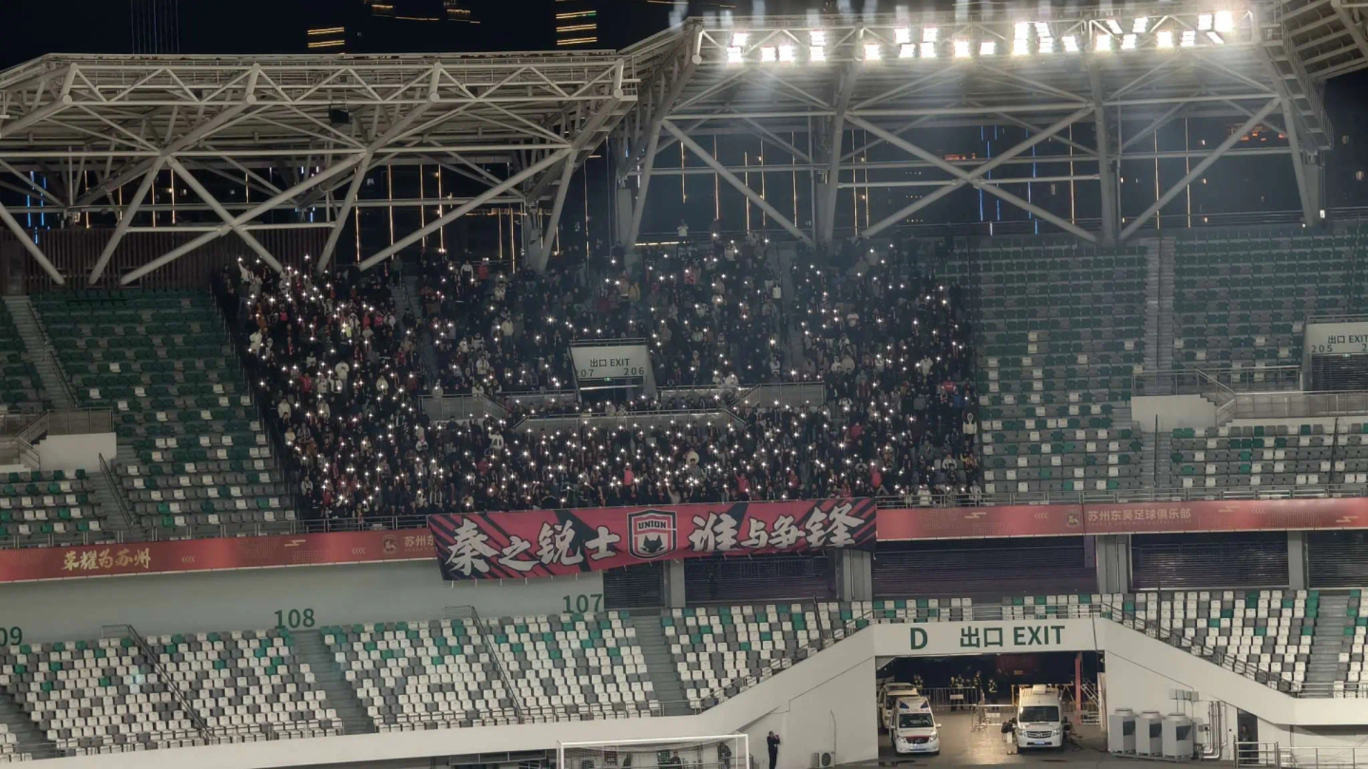 两支球队在激烈的对决中打成平局 两支球队在激烈的对决中打成平局