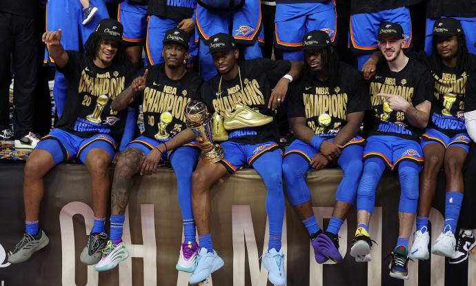 NBA球员赛后集体庆祝胜利 NBA球员赛后集体庆祝胜利