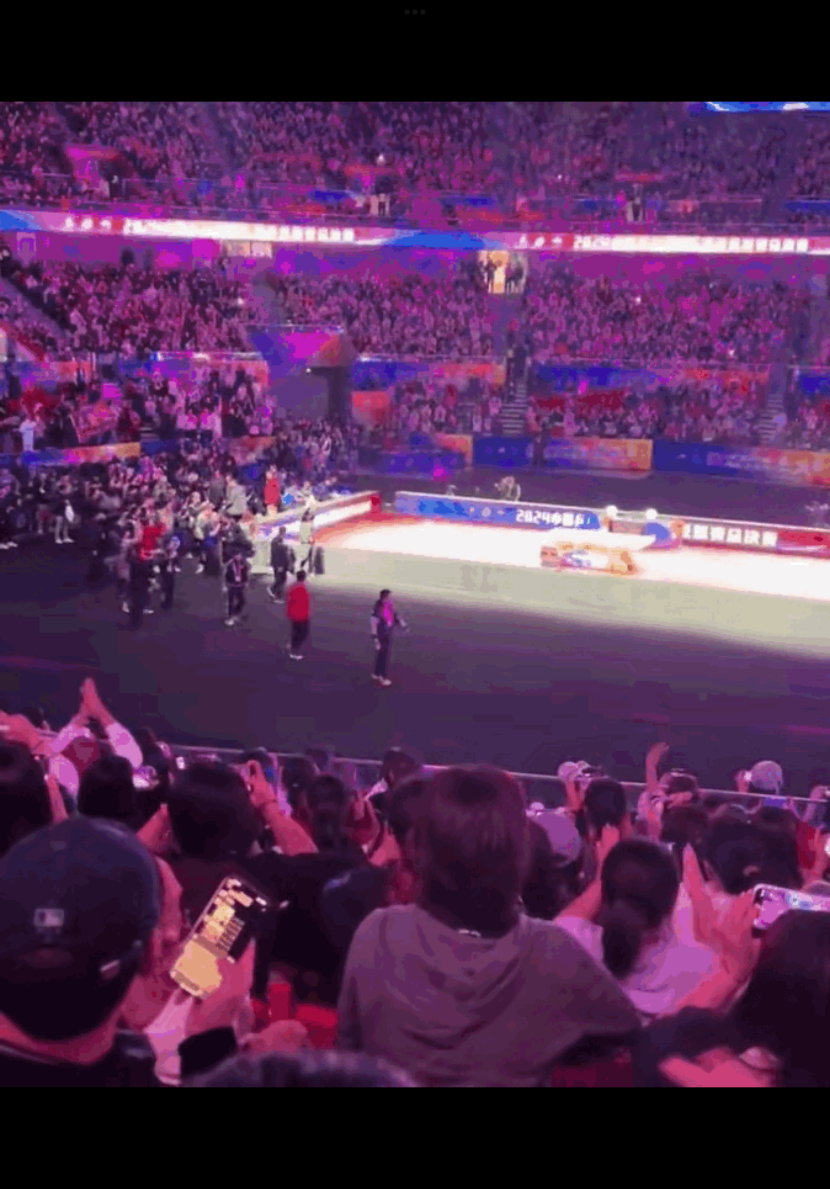 球迷们为这场比赛的激情燃烧不息! 球迷们为这场比赛的激情燃烧不息!