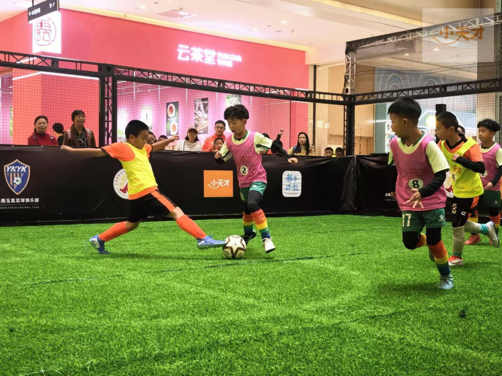 足球盛会中球队的激烈角逐展现出勇气和实力 足球盛会中球队的激烈角逐展现出勇气和实力