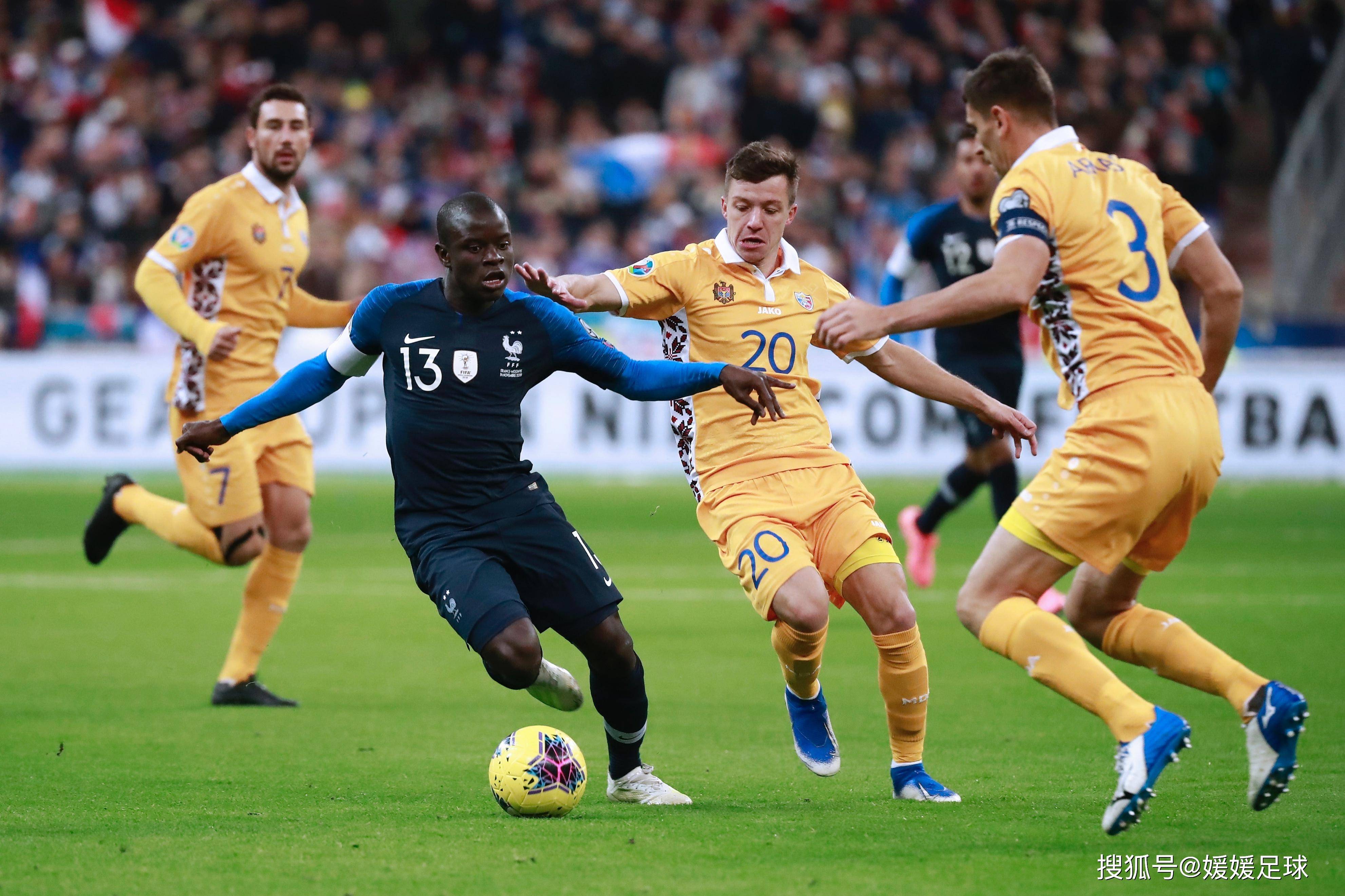 波兰国家队表现出色，晋级淘汰赛阶段