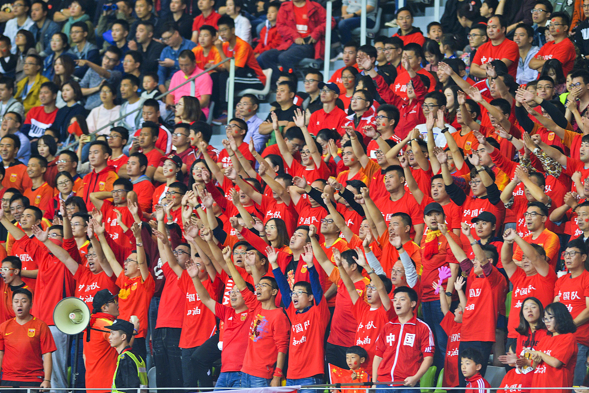 球迷狂欢现场,球队大获胜利 球迷狂欢现场,球队大获胜利