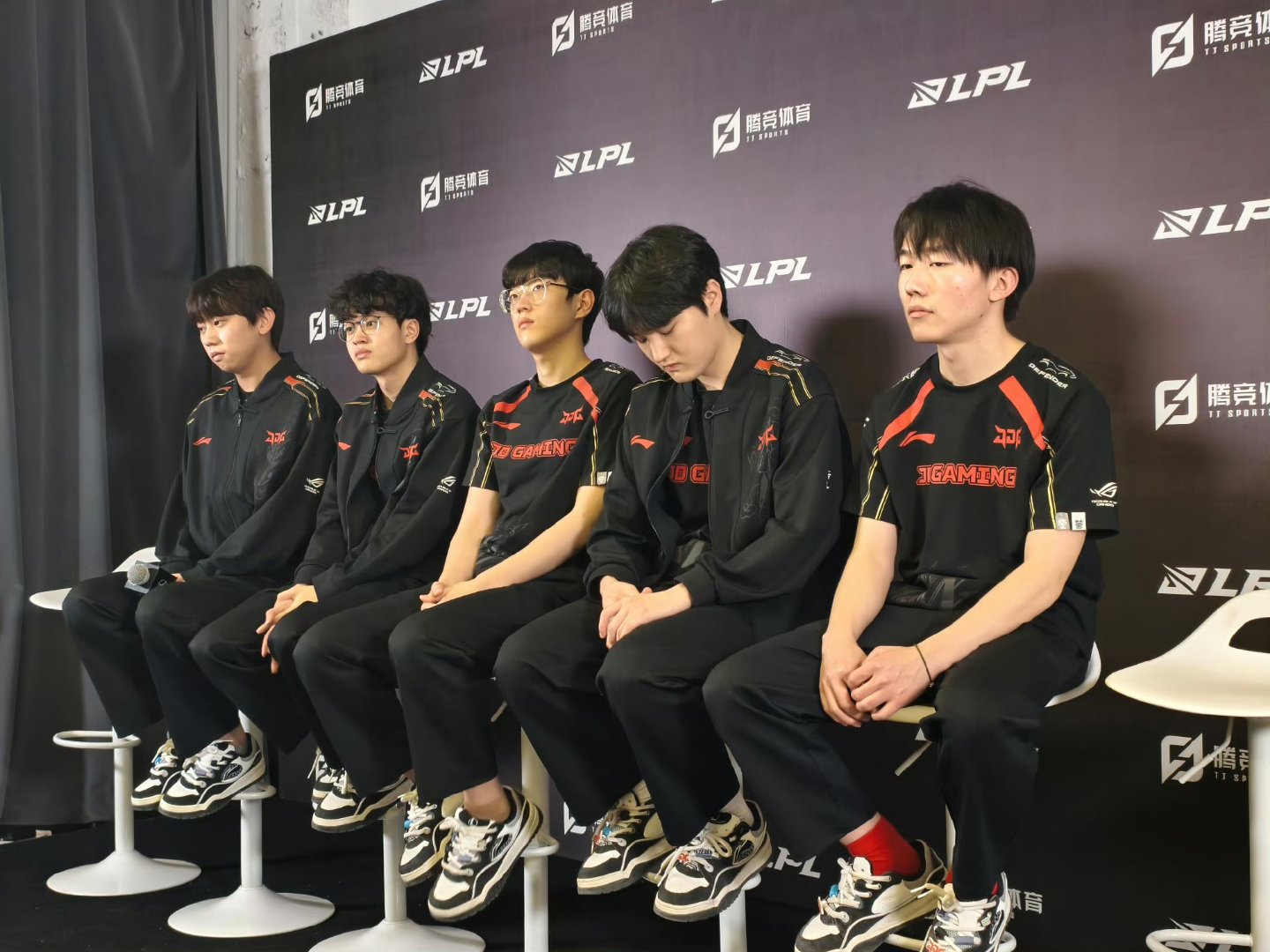 包含BLG横扫FLY，Xiaohu拿下关键大龙宿敌对决全球总决赛，强势挺进下一轮的词条