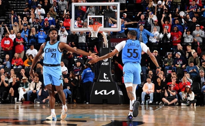 包含快船再胜爵士，系列赛2-0领先的词条