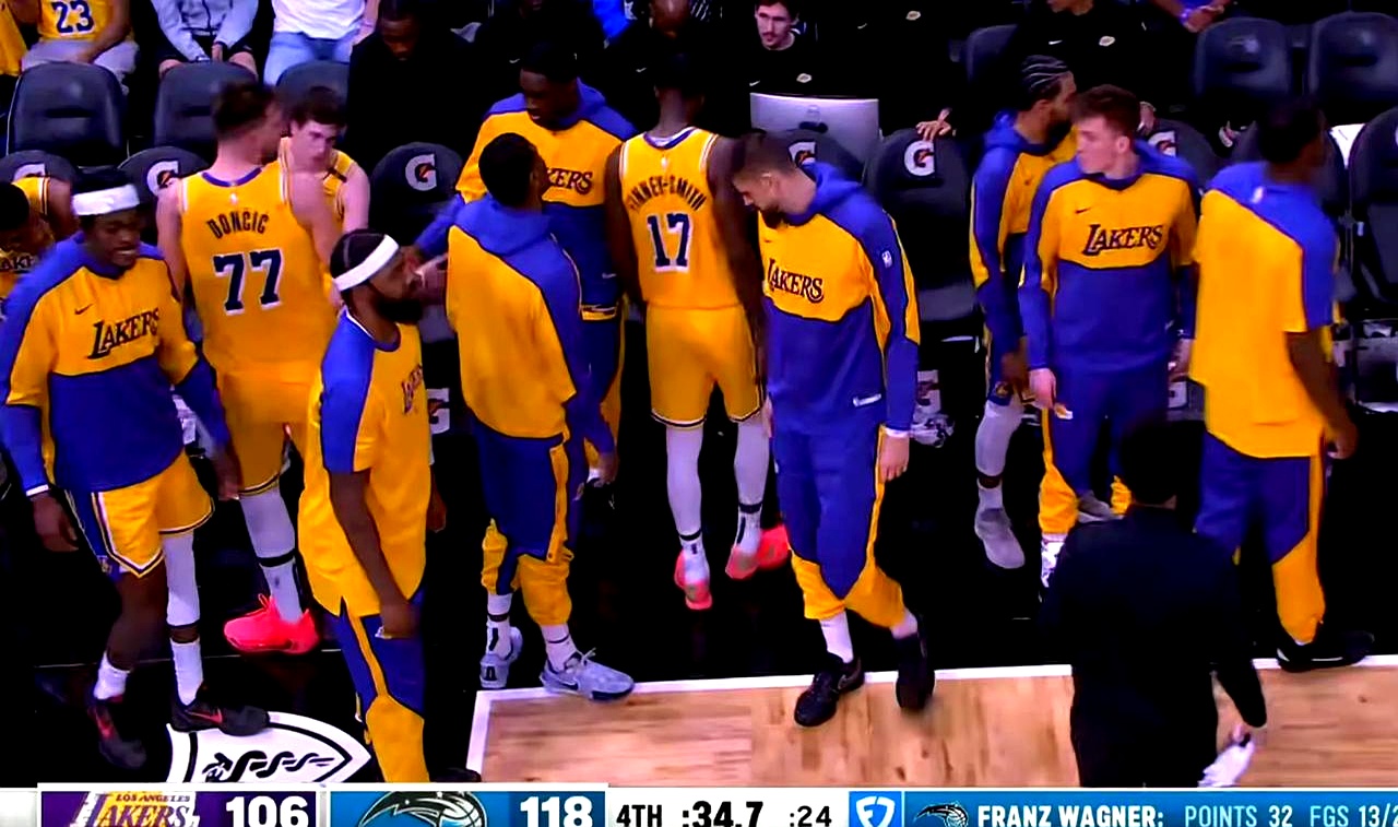 湖人队击败篮网队,结束连败 湖人队击败篮网队,结束连败