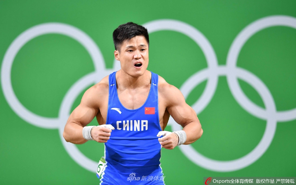 俄罗斯举重名将稳坐金牌，实力过人