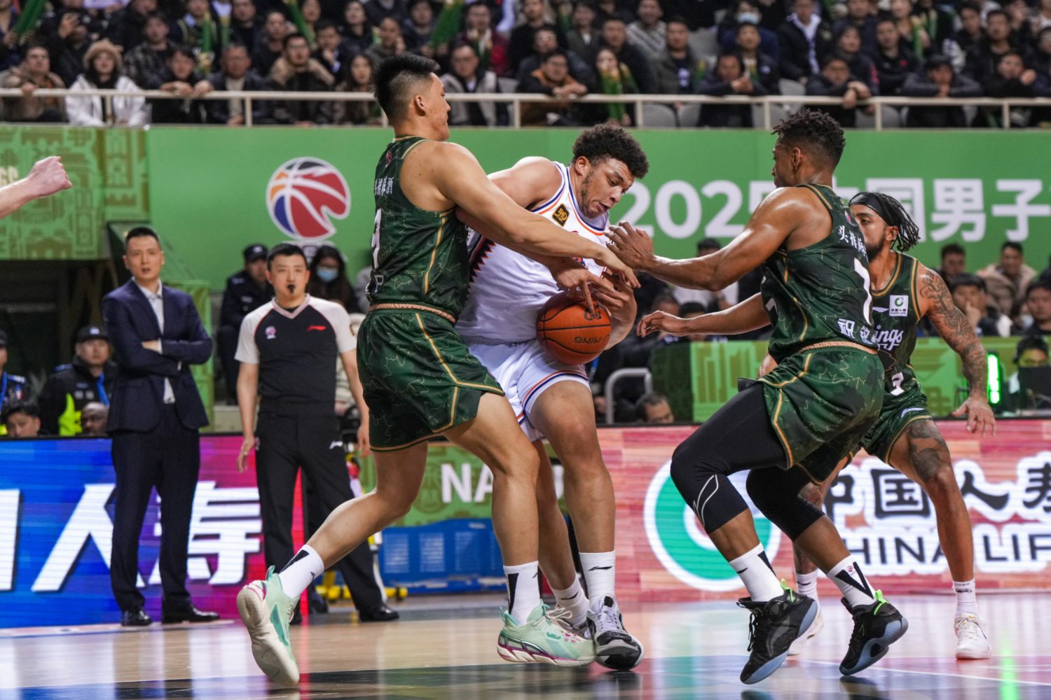 上海队险胜独行侠,浓眉哥扛起全队 上海队险胜独行侠,浓眉哥扛起全队