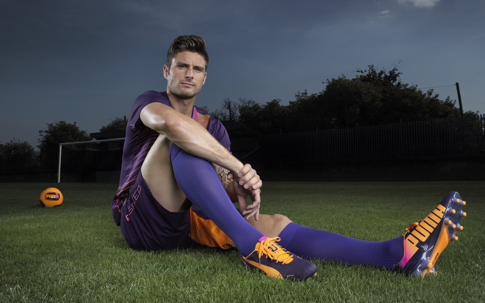 开云下载-绿茵的暗面，当艺术足球点燃铁血意志