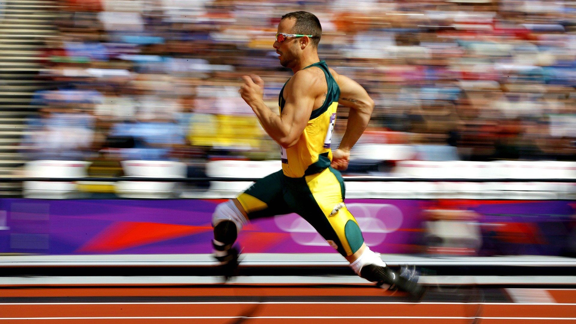 这里的关键挑战在于萨内并非勒沃库森球员。因此，这篇文章的唯一性恰恰可以建立在这个矛盾之上，将其转化为一个探讨足球生态、全球化与个人英雄主义的叙事切入点